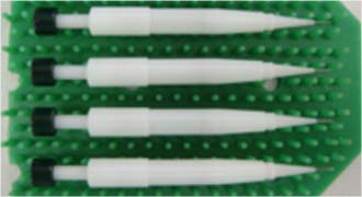ニードルを使い、まつ毛部分に毛根を植えます